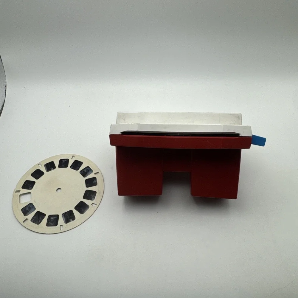 VINTAGE VIEW-MASTER - Vintage Red & White with Blue Lever - GAF - 3-D Viewer